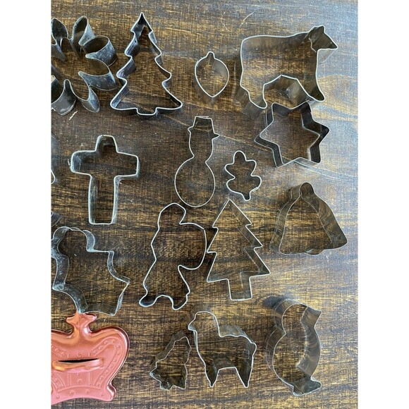 LOT 18 Vintage Cookie Cutters Variety Tree Bell Cross Angel Animals Santa Crown - Picture 3 of 3